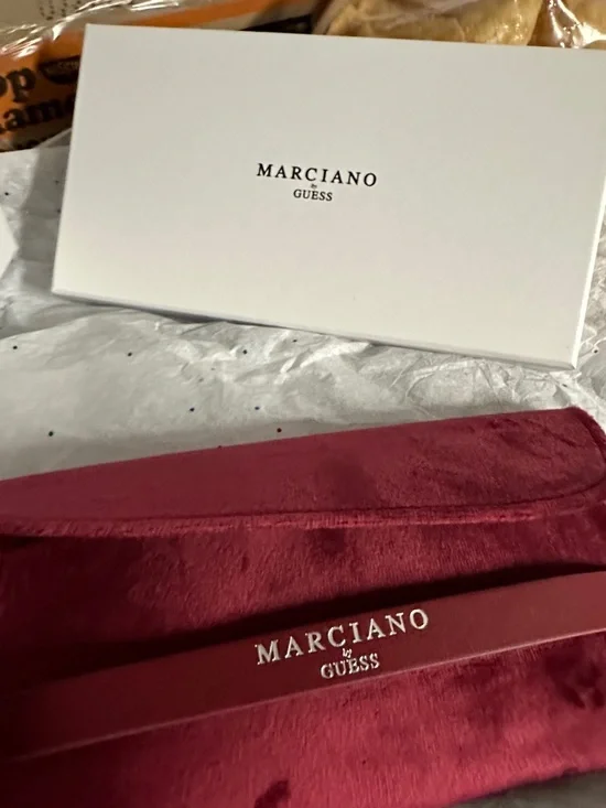 Marciano by GUESS Velvet Jewelry Box - Deep Berry sunglasses 🕶️ - Picture 3 of 16